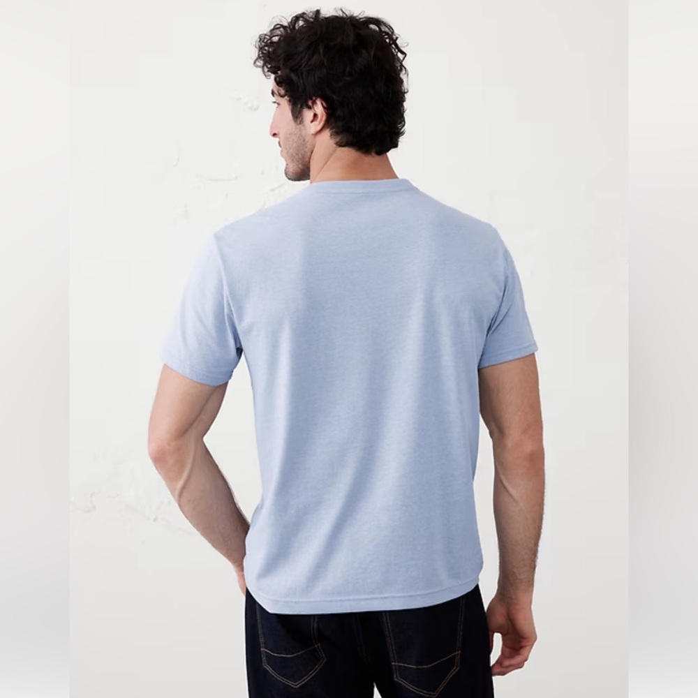 Banana Republic Mens Premium Wash Blue T Shirt V-Neck Short Sleeve NWT $30 - Picture 2 of 11